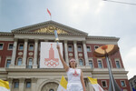 Олимпийский огонь у здания Моссовета в Москве перед церемонией открытия летних XXII-х Олимпийских игр, 19 июля 1980 года