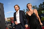 <b>Валерий Карпин и Дарья Гордеева</b>
<br><br>
В 2017 году нынешний главный тренер сборной России Валерий Карпин женился в третий раз — его избранницей стала уроженка эстонского города Нарва, певица Дарья Гордеева. История их знакомства весьма необычна: в юности Валерий дружил с матерью Дарьи, их семьи тесно общались, а сама девушка знала спортсмена буквально с рождения и долгие годы называла его “дядей”. Тем не менее 19-летняя разница в возрасте не стала препятствием для настоящей любви: в 2015 году Карпин и Гордеева начали встречаться, а в 2017-м сыграли красивую свадьбу. Супруги воспитывают двух совместных дочерей — Дарью (2018) и Александру (2020).
