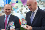 Президент России Владимир Путин и президент FIFA Джанни Инфантино во время посещения центра выдачи паспортов болельщиков ЧМ-2018 по футболу в Сочи, 3 мая 2018 года