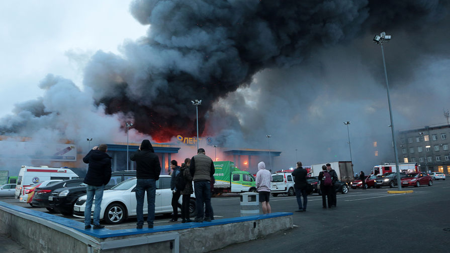 Во время пожара в&nbsp;гипермаркете &laquo;Лента&raquo; на&nbsp;Набережной Обводного канала в&nbsp;Санкт-Петербурге, 10 ноября 2018 года
