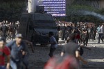 Столкновение протестующих с полицией у здания американского посольства в Каире.