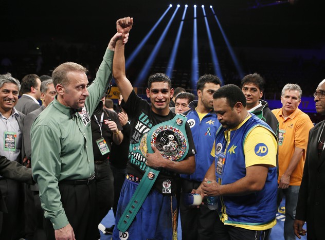 Амир Хан со свежезавоеванным поясом WBC Silver
