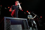 Участники Linkin Park Честер Беннингтон и Майк Шинода во время выступления группы в СК «Олимпийский»