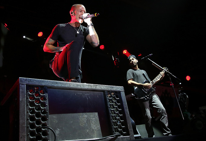 Участники Linkin Park Честер Беннингтон и Майк Шинода во время выступления группы в СК «Олимпийский»