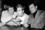 1966 год. Клуб «Фламинго» в Лондоне. Твигги помогают боксер-тяжеловес Билли Уокер и капитан футбольного клуба «Арсенал» Терри Нил 