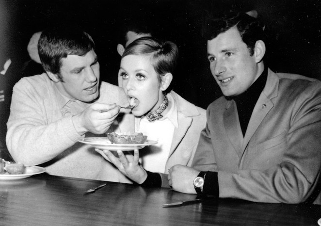 1966&nbsp;год. Клуб &laquo;Фламинго&raquo; в&nbsp;Лондоне. Твигги помогают боксер-тяжеловес Билли Уокер и капитан футбольного клуба &laquo;Арсенал&raquo; Терри Нил 