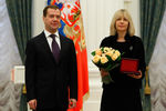 Президент РФ Дмитрий Медведев и актриса, режиссер Вера Глаголева, удостоенная звания «Народный артист Российской Федерации», на церемонии вручения государственных наград в Екатерининском зале Кремля, 2011 год