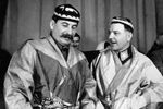 Иосиф Сталин и Климент Ворошилов в национальных костюмах от делегатов — участников совещания передовых колхозников Туркмении и Таджикистана, 1935 год