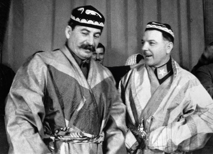 Иосиф Сталин и Климент Ворошилов в&nbsp;национальных костюмах от делегатов &mdash; участников совещания передовых колхозников Туркмении и Таджикистана, 1935&nbsp;год