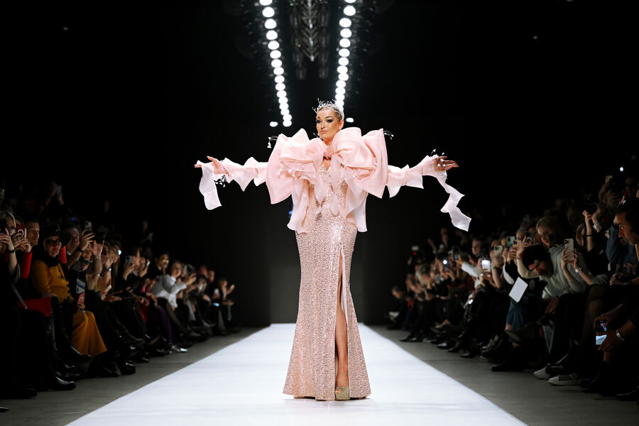 Балерина Анастасия Волочкова демонстрирует одежду из коллекции MD MAKHMUDOV DJEMAL в рамках Московской недели моды в Центральном выставочном зале «Манеж», 4 марта 2024 года