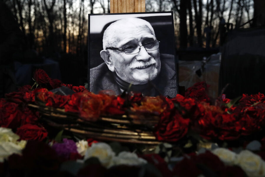Могила актера, художественного руководителя Московского драматического театра Армена Джигарханяна на&nbsp;Ваганьковском кладбище в&nbsp;Москве