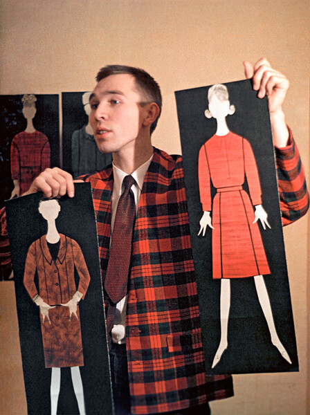 Вячеслав Зайцев с&nbsp;эскизами в&nbsp;руках, 1964&nbsp;год