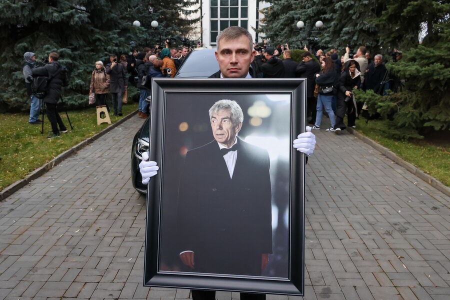 Портрет телеведущего Юрия Николаева во время выноса гроба на&nbsp;церемонии прощания на&nbsp;Троекуровском кладбище, 8&nbsp;ноября 2025&nbsp;года