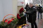 Руководитель департамента культуры Москвы Александр Кибовский возлагает цветы у здания Академического ансамбля песни и пляски Российской армии им. А.В. Александрова в Москве. Самолет Минобороны РФ Ту-154, на борту которого находились артисты ансамбля, потерпел крушение у побережья Черного моря в Сочи