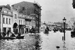 Москвичи в лодке на одной из улиц во время наводнения, апрель 1908 года