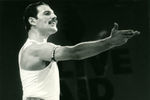 Фредди Меркьюри с группой Queen во время выступления на стадионе «Уэмбли» в Лондоне, 13 июля 1985 
