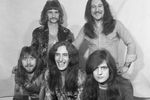 Кен Хенсли (внизу в центре) в составе группы Uriah Heep