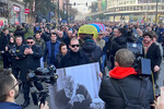 Внук Кикабизе Ива с портретом деда во время траурной процессии с гробом с телом Вахтанга Кикабидзе по пути на Верийское кладбище, 19 января 2023 года