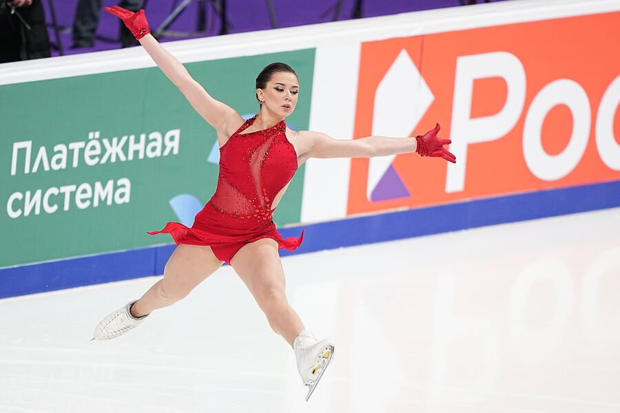 Камила Валиева выступает с&nbsp;короткой программой в&nbsp;соревнованиях среди женщин на&nbsp;чемпионате России по&nbsp;фигурному катанию в&nbsp;Челябинске