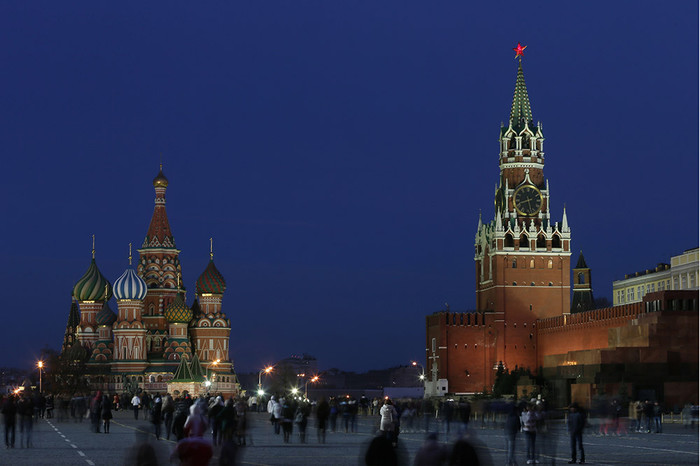 Вид на Московский Кремль с подсветкой перед началом экологической акции «Час Земли» в Москве