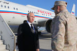 Владимир Путин и командующий российской группировкой войск на территории Сирии генерал-полковник Сергей Суровикин (справа) во время посещения авиабазы «Хмеймим» в Сирии, 11 декабря 2017 года