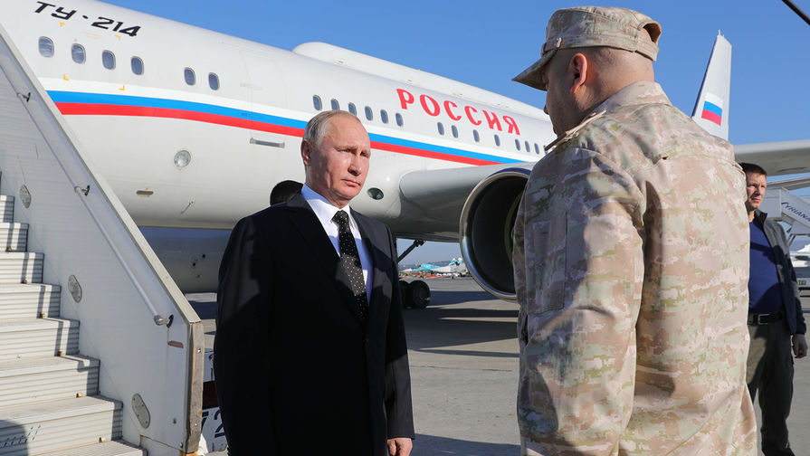 Владимир Путин и командующий российской группировкой войск на территории Сирии генерал-полковник Сергей Суровикин (справа) во время посещения авиабазы «Хмеймим» в Сирии, 11 декабря 2017 года