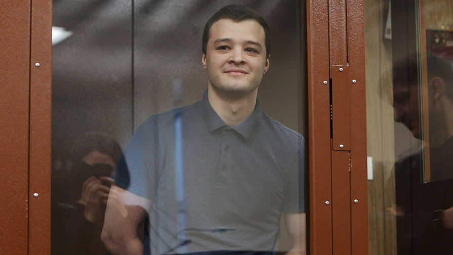 <b>Никита Чирцов.</b> Суд приговорил фигуранта дела о&nbsp;массовых беспорядках в&nbsp;Москве к&nbsp;году колонии. Его признали виновным в&nbsp;применении насилия к&nbsp;представителю власти. По&nbsp;версии следствия, Чирцов толкнул полицейского в&nbsp;грудь и плечо