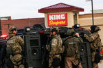 Тактическое подразделение полиции на месте стрельбы в супермаркете King Soopers в Боулдере, штат Колорадо, 22 марта 2021 года