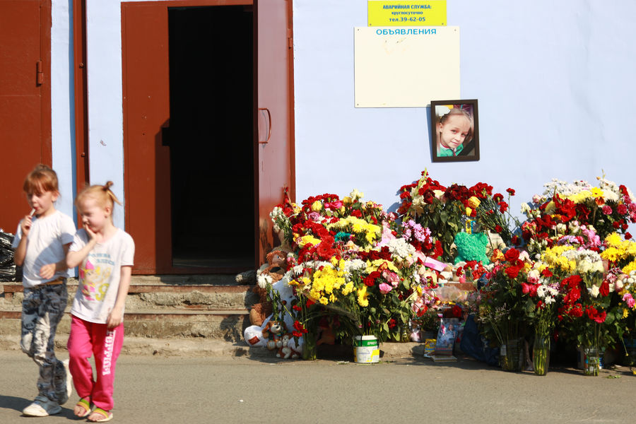 На&nbsp;месте стихийного мемориала у&nbsp;дома убитой восьмилетней девочки на&nbsp;улице Судостроителей в&nbsp;Тюмени, 22&nbsp;августа 2021&nbsp;года