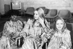 Американская актриса Сисели Тайсон, советская актриса Маргарита Терехова и американская актриса Пэтси Кензит (слева направо) во время премьеры советско-американского кинофильма режиссера Джорджа Кьюкора «Синяя птица» в Доме кино, Москва, 1976 год