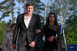 <b>Александр Соболев и Елена Соболева</b>
Нападающий “Зенита” Александр Соболев познакомился со своей будущей женой Еленой на новогодней вечеринке 30 декабря 2016 года. Молодые люди быстро нашли общий язык, начали встречаться, а вскоре оформили свои отношения официально. В 2017 году у супругов родился сын Сергей, после чего Елена, юрист по образованию, оставила работу и полностью посвятила себя семье. 
