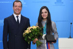 Председатель правительства РФ Дмитрий Медведев и серебряный призер по фигурному катанию Евгения Медведева на церемонии вручения автомобилей российским спортсменам, 28 февраля 2018 года