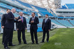 Президент FIFA Джанни Инфантино и президент России Владимир Путин во время посещения центра выдачи паспортов болельщиков ЧМ-2018 по футболу в Сочи, 3 мая 2018 года. На фото также помощник президента Игорь Левитин и губернатор Краснодарского края Вениамин Кондратьев