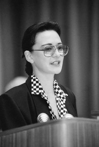 Ирина Хакамада во время выступления на&nbsp;открытии международного форума &laquo;Мировой опыт и экономика СССР&raquo;, 1991 год