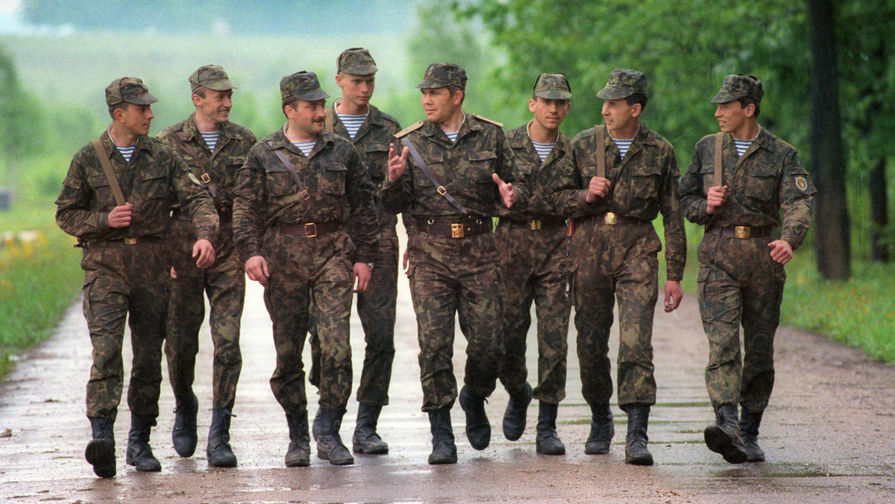 Генерал Александр Лебедь с солдатами-десантниками, 1992 год