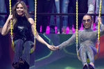 Модель Хайди Клум (слева) и певица Мел Би на кинопремии Kids’ Choice Awards, 2018 год 