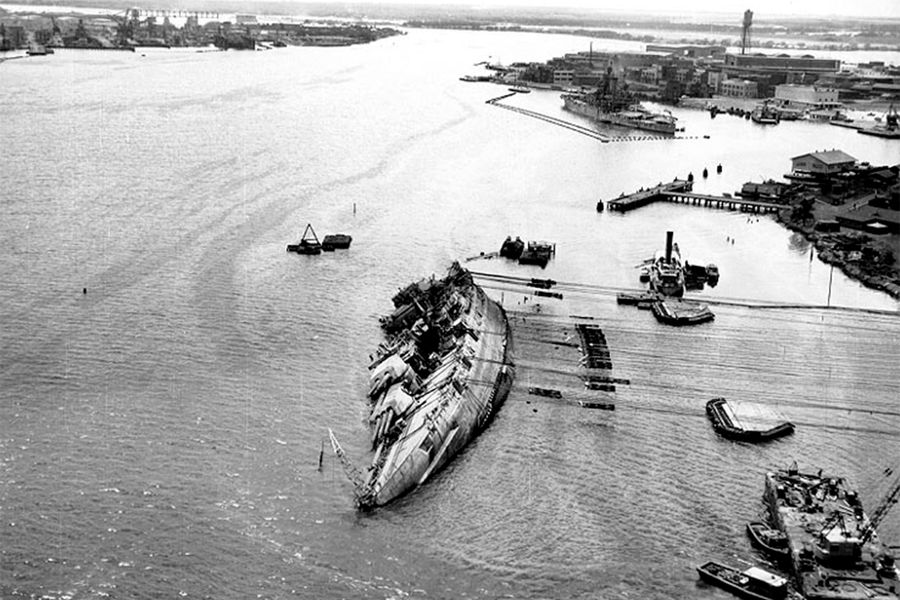 Поднятие линкора &laquo;Оклахома&raquo; в&nbsp;1943 году