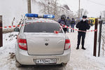 Сотрудники полиции у православной гимназии в Серпухове, где произошел взрыв, 13 декабря 2021 года