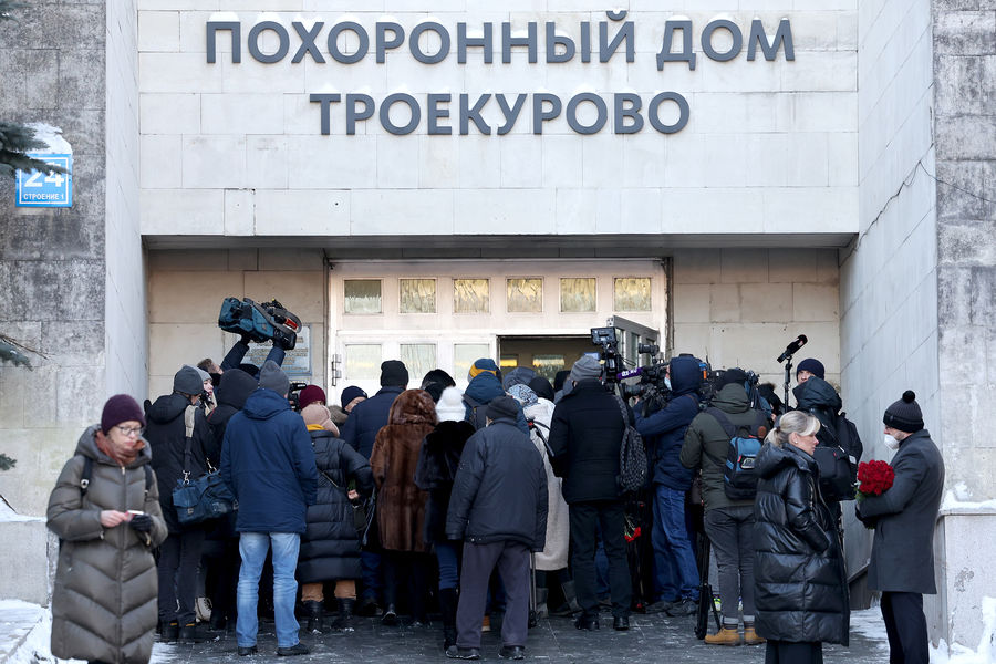Люди у&nbsp;похоронного дома &laquo;Троекурово&raquo;, где прошла церемония прощания с&nbsp;телеведущим Михаилом Зеленским, 19&nbsp;января 2022&nbsp;года 