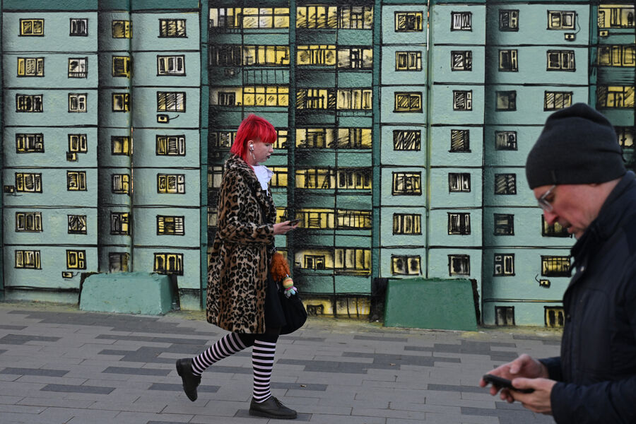 Прохожие идут мимо граффити у&nbsp;метро &laquo;Курская&raquo; в&nbsp;Москве, 5&nbsp;ноября 2025&nbsp;года