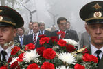 Первый вице-премьер правительства РФ Сергей Иванов и губернатор Кемеровской области Аман Тулеев во время церемонии возложения цветов к монументу «Память шахтерам Кузбасса» работы скульптора Эрнста Неизвестного, 23 августа 2007 года