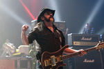 Основатель Motorhead Лемми Килмистер во время выступления в Лондоне, 2009 год