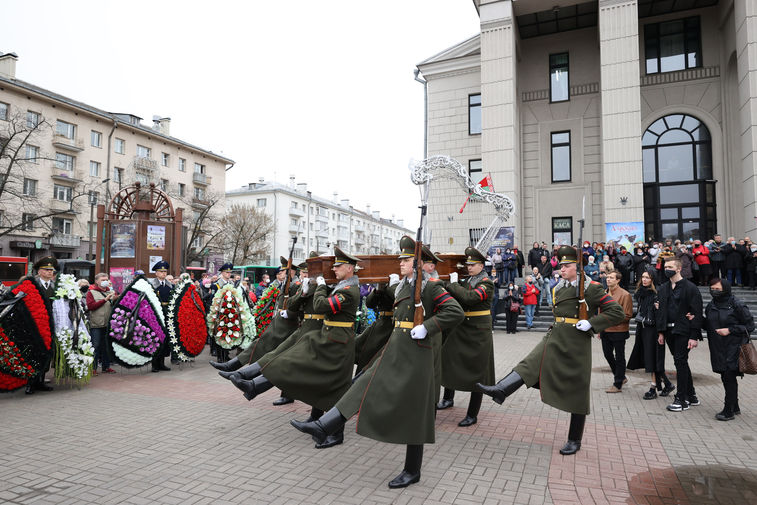 Во время церемонии прощания с&nbsp;бывшим солистом ВИА &laquo;Песняры&raquo; Леонидом Борткевичем в&nbsp;Минске, 15&nbsp;апреля 2021&nbsp;года