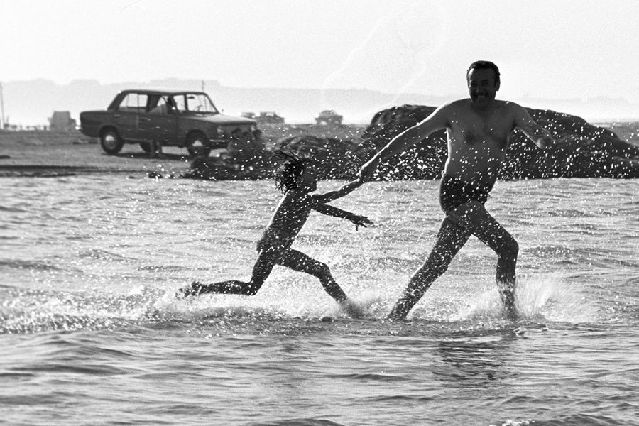 Народный художник СССР Таир Салахов на&nbsp;отдыхе с&nbsp;дочкой, 1971&nbsp;год