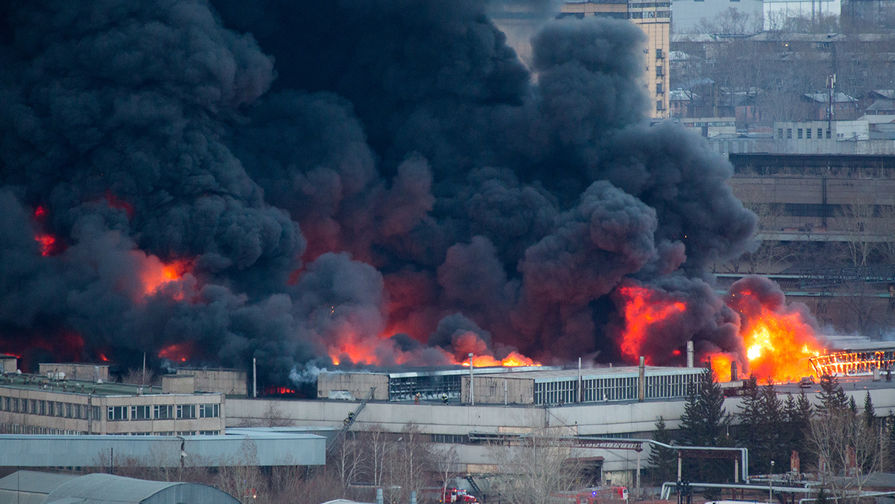 Во время пожара на&nbsp;заводе Красмаш в&nbsp;Красноярске, 26 апреля 2019 года