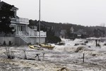 Приближение урагана предвосхитили обрушившиеся на побережье разрушительные волны.