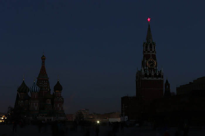 Вид на Московский Кремль после отключения подсветки в рамках экологической акции «Час Земли» в Москве