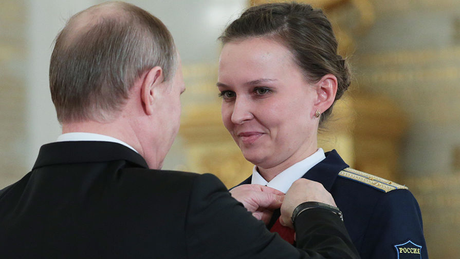 Президент РФ Владимир Путин и инженер отделения сигнализации 1073-го Центра управления ВКС старший лейтенант Елена Веселова, награжденная медалью ордена &laquo;За заслуги перед&nbsp;Отечеством&raquo; II степени, в&nbsp;Кремле на&nbsp;церемонии вручения государственных наград военнослужащим и специалистам военно-промышленного комплекса, отличившимся в&nbsp;ходе выполнения специальных задач в&nbsp;Сирии
