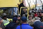 Нардеп Сергей Лещенко на автомобиле с аппаратурой во время протестного митинга перед зданием Верховной рады Украины в центре Киева, 22 октября 2017 года