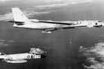 Американский истребитель F-4B-6-MC Phantom II преследует советский бомбардировщик М3 (по классификации НАТО «Bison-B»), фото между 1967 и 1968 г.